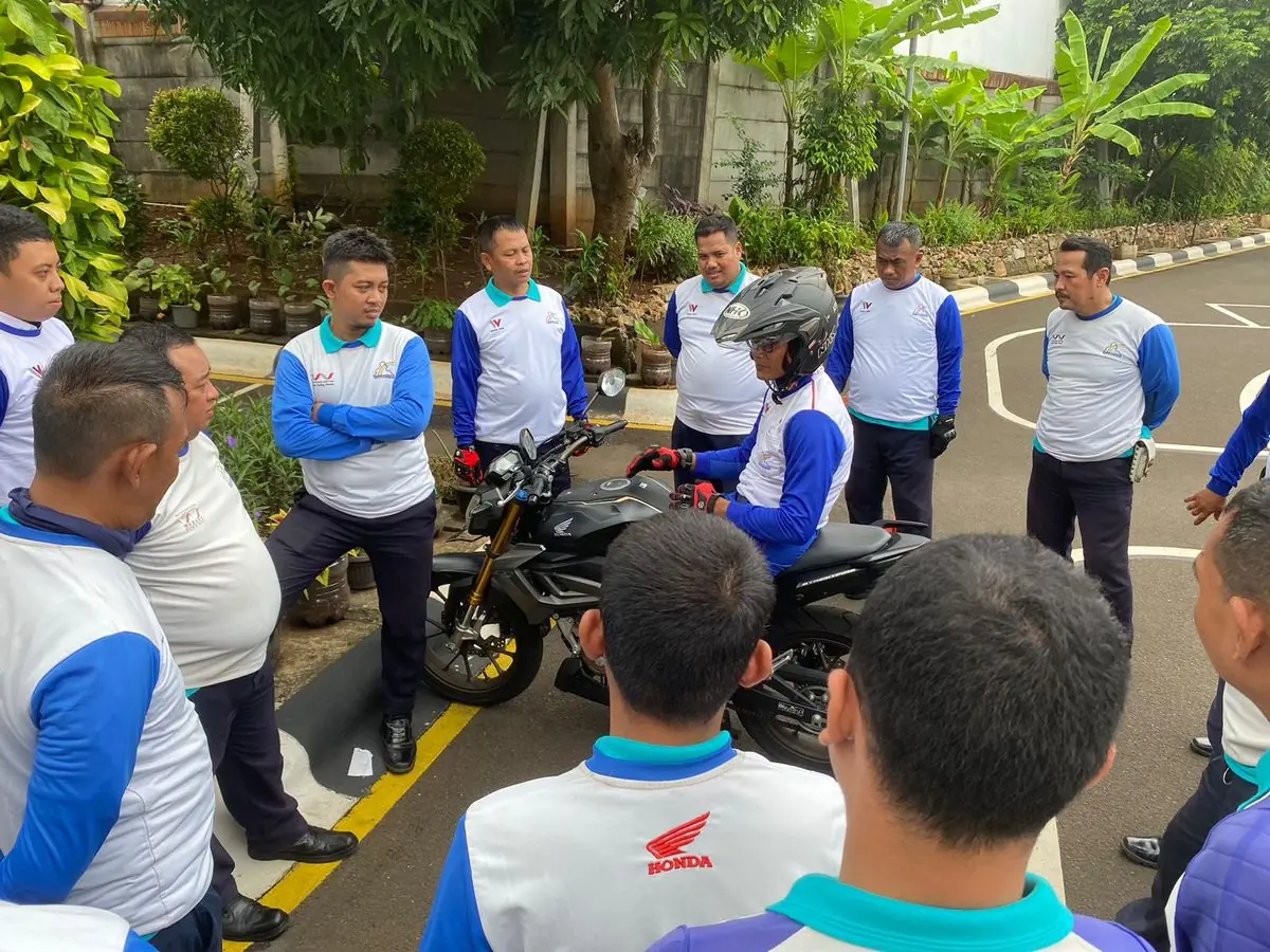 Instruktur menjelaskan teknik berkendara pada peserta