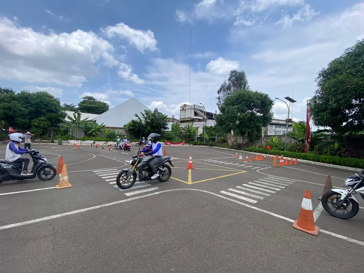 Motor melintas di course praktik safety riding