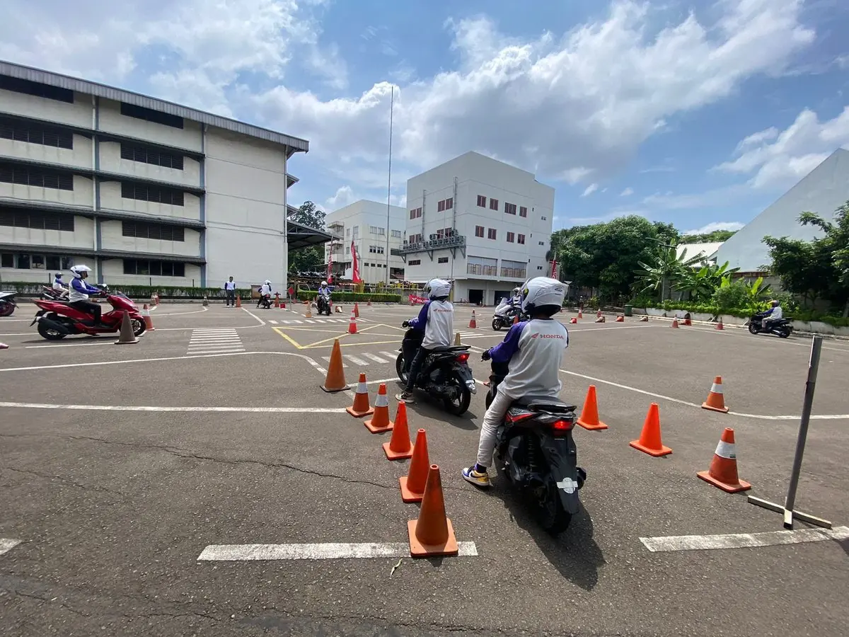 Latihan berkendara di area praktik
